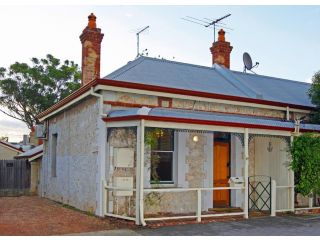 Art on Attfield - cute heritage 1 bedroom stone cottage Guest house, Fremantle - 2