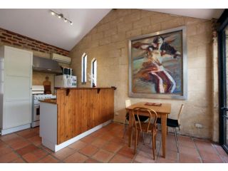 Art on Attfield - cute heritage 1 bedroom stone cottage Guest house, Fremantle - 3