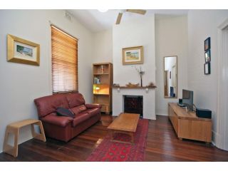 Art on Attfield - cute heritage 1 bedroom stone cottage Guest house, Fremantle - 1