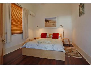 Art on Attfield - cute heritage 1 bedroom stone cottage Guest house, Fremantle - 4