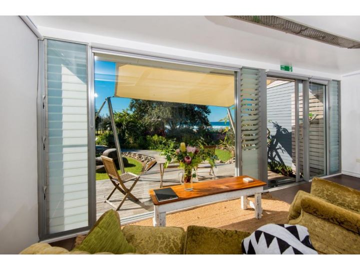 ArtHOUSE Beachfront Accommodation Apartment, Emerald Beach - imaginea 2