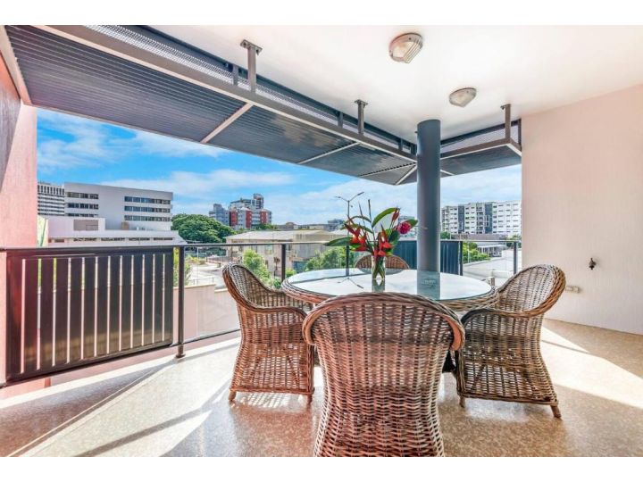 Artistic City Escape with Balcony and Parking Apartment, Darwin - imaginea 8