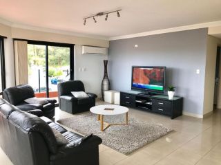 Spacious Modern Apartment with Breathtaking Views Guest house, Terrigal - 5