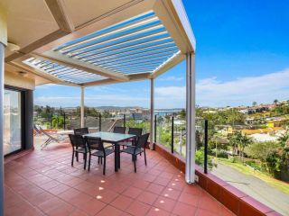 Spacious Modern Apartment with Breathtaking Views Guest house, Terrigal - 4