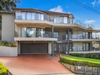 Spacious Modern Apartment with Breathtaking Views Guest house, Terrigal - 1