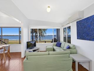 Lakes Edge Cottage Guest house, Budgewoi - 2