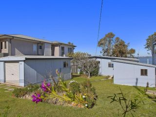 Lakes Edge Cottage Guest house, Budgewoi - 4