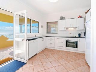Avalon 4 - right across the road from convent beach - uninterrupted views Apartment, Yamba - 3