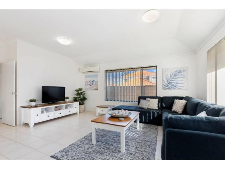 Avalon Beach Escape ~ Family Favourite with Wifi Guest house, Wannanup - imaginea 1
