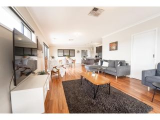 Avant Garde Luxurious Family Home Guest house, Victoria - 4