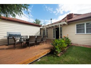 Ayr House - Echuca Holiday Homes Guest house, Echuca - 4
