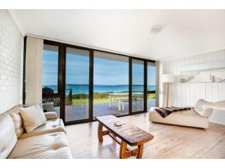 Azure Absolute Beachfront - Pet Friendly Guest house, Callala Beach - 1