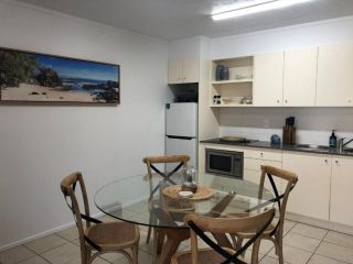 Baden 70 - Rainbow Shores, Ground Floor, Air Con, Overlooking lap pool Guest house, Rainbow Beach - 5