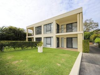 'Bagnall Views' 2/161 Government Rd - Stylish & modern duplex across the road to the waters edge Guest house, Nelson Bay - 2