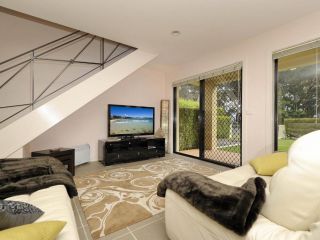 'Bagnall Views' 2/161 Government Rd - Stylish & modern duplex across the road to the waters edge Guest house, Nelson Bay - 4