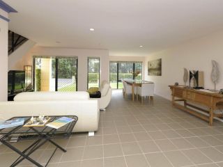 'Bagnall Views' 2/161 Government Rd - Stylish & modern duplex across the road to the waters edge Guest house, Nelson Bay - 1
