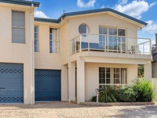 Balcony With Water Views with Private Courtyard Guest house, Huskisson - 5