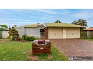 Banksia Gem One Street Back From Waterfront Guest house, Banksia Beach - 2