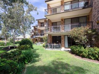 57 'BAY PARKLANDS', 2 GOWRIE AVE - GROUND FLOOR UNIT WITH POOL, TENNIS COURT & AIRCON Apartment, Nelson Bay - 2