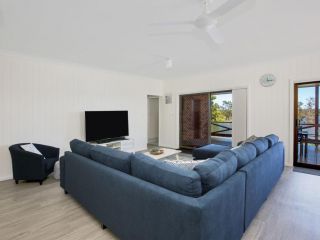 Bayview - Absolute Waterfront with Jetty - 5 Mins to Hyams Beach Guest house, Erowal Bay - 3