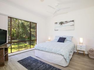 Bayview - Absolute Waterfront with Jetty - 5 Mins to Hyams Beach Guest house, Erowal Bay - 5