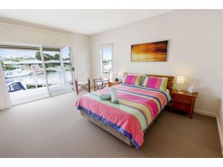 Beach 2 - waterfront villa and beach Guest house, Paynesville - 1