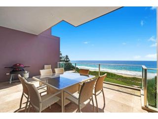 Beach and Ocean Front Penthouse with Wifi and Parking Apartment, The Entrance - 2