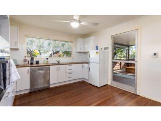 Pet Friendly Cottage With Waterviews Guest house, Bongaree - 3