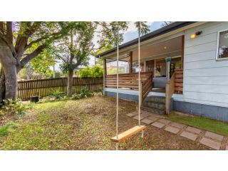Pet Friendly Cottage With Waterviews Guest house, Bongaree - 5