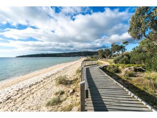 Beach Front Beauty - Ocean front views Guest house, Rosebud - 4