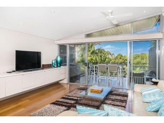 Byron Bay Accom Unit 1 22 Mahogany Drive - Beach House 1 at Vue Villa, Byron Bay - 2