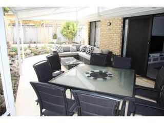 Warnbro Beach Family Accommodation Guest house, Western Australia - 1