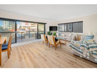 Beach Vibe Property With Water Views In Newcastle Apartment, Newcastle - 2