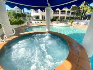 Beachfront Romantic Getaway - Surfers Paradise Apartment, Gold Coast - 3