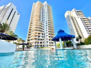 Beachfront Romantic Getaway - Surfers Paradise Apartment, Gold Coast - 2