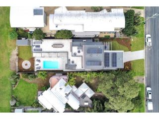 Beachfront Escape - 6 bedroom, Pool & beach access Guest house, Merimbula - 5