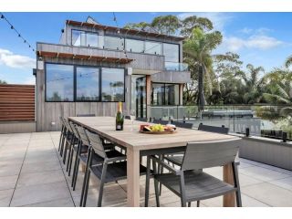 Beachfront Escape - 6 bedroom, Pool & beach access Guest house, Merimbula - 3