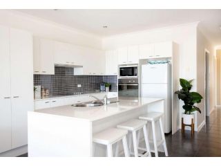 Beachfront Four Apartment, Mollymook - 4