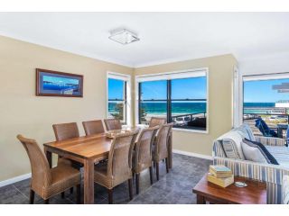 Beachfront Four Apartment, Mollymook - 3