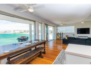 Beachfront Luxury 3 Beds with Ocean View Balcony Apartment, Sydney - 1