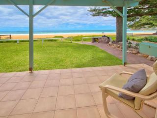 Comfy Beachfront Unit, Unbeatable Location & Views Guest house, Avoca Beach - 4