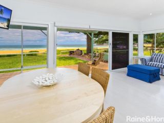 Comfy Beachfront Unit, Unbeatable Location & Views Guest house, Avoca Beach - 1