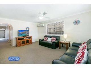 Beachside Holiday Home Guest house, Redcliffe - 4