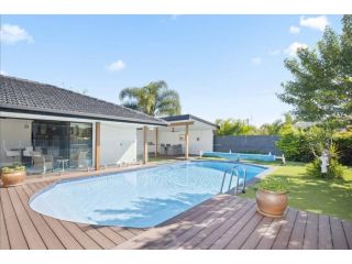 Ultra Modern & Relaxing Inner City 4bed House - with a Private Pool - 10mins walk to Beach Guest house, Gold Coast - 2