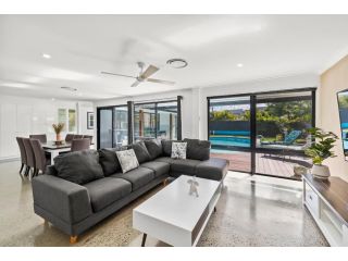 Ultra Modern & Relaxing Inner City 4bed House - with a Private Pool - 10mins walk to Beach Guest house, Gold Coast - 5
