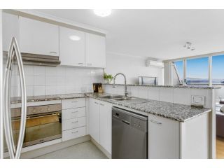 Beautiful 2-Bed Unit with BBQ Balcony & Lake View Apartment, New South Wales - 3