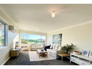 Beautiful 4-bedroom beach house in Port Kembla Guest house, New South Wales - 2