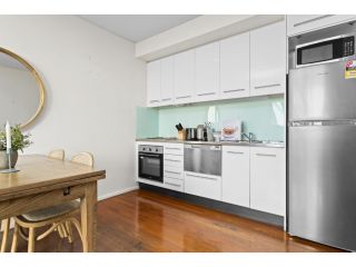 Beautiful Bondi 1-Bed Apartment Meters from Beach Apartment, Sydney - 3