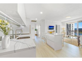 Beautiful-Bright-Modern 2 Bedroom Unit With Water Views Apartment, Gold Coast - 2