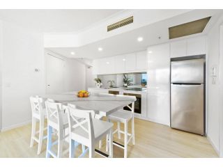 Beautiful-Bright-Modern 2 Bedroom Unit With Water Views Apartment, Gold Coast - 3